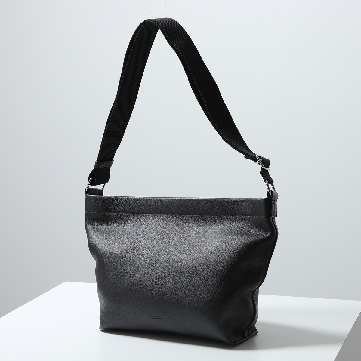 APC A.P.C. アーペーセー ショルダーバッグ PXCBC M67023 レディース メンズ レザー クロスボディ ロゴ 鞄 LZZ/NOIRの画像