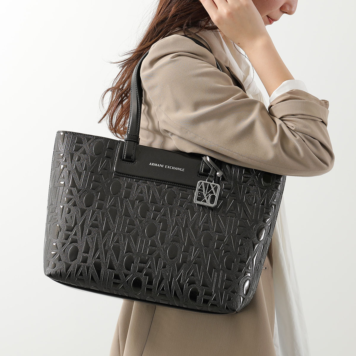 A/X ARMANI EXCHANGE アルマーニ エクスチェンジ トートバッグ XW001481 AF17290 レディース ミディアム エンボスロゴ 鞄 UC001/BLACKの画像