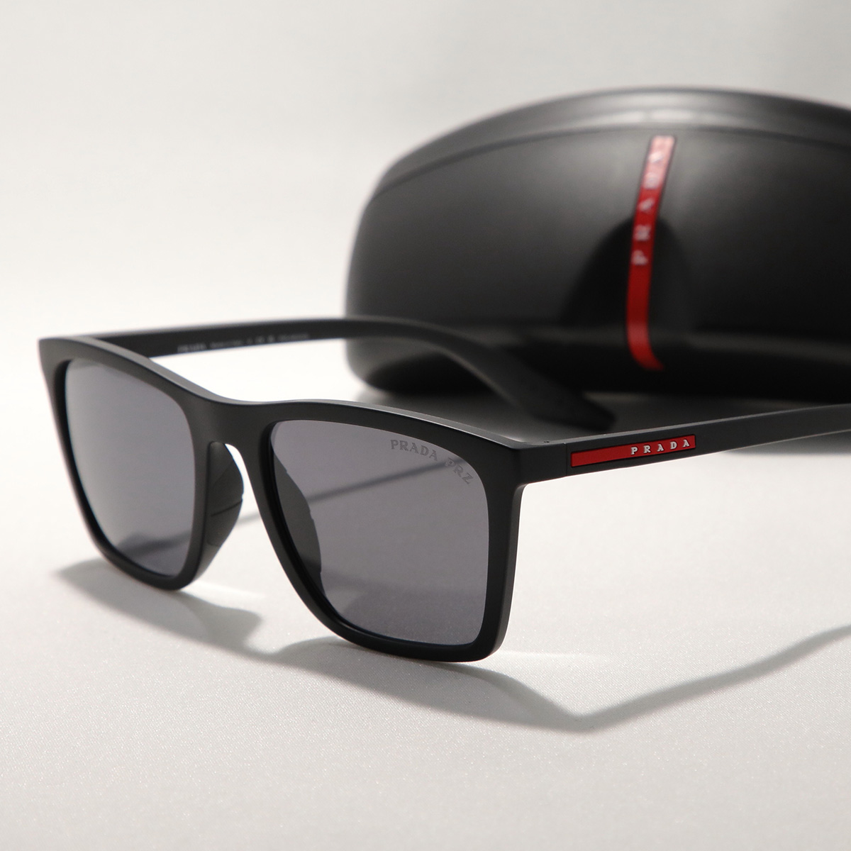 PRADA プラダ サングラス SPS B08 メンズ レディース スクエア型 マットフレーム リネア ロッサロゴ 1BO-02G/MATTE-BLACK SPSB08_F1BO_FE02G_C_A056の画像
