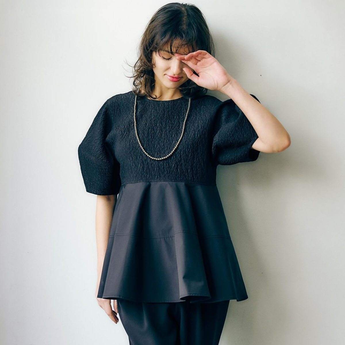 anana アナナ ブラウス a56-019 レディース ジャガード切替 ペプラム ランタンスリーブ 五分袖 セレモニー対応可の画像