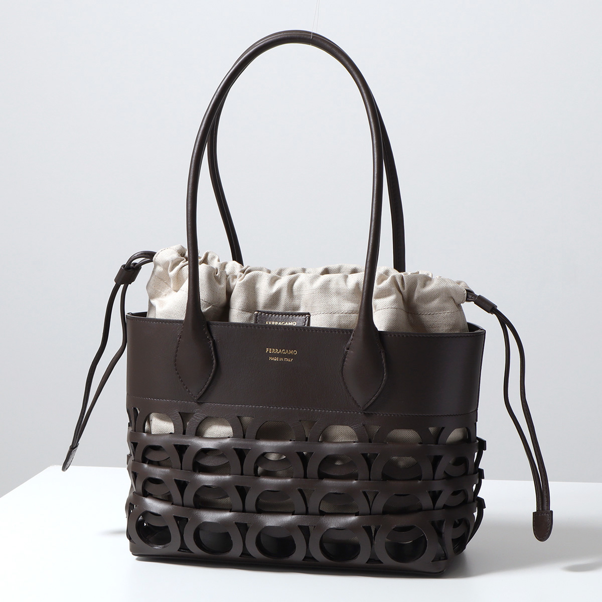 フェラガモ ガンチーニ レザー トートバッグ ブラック FERRAGAMO（フェラガモ） トートバッグ 21A229 784696 レディース