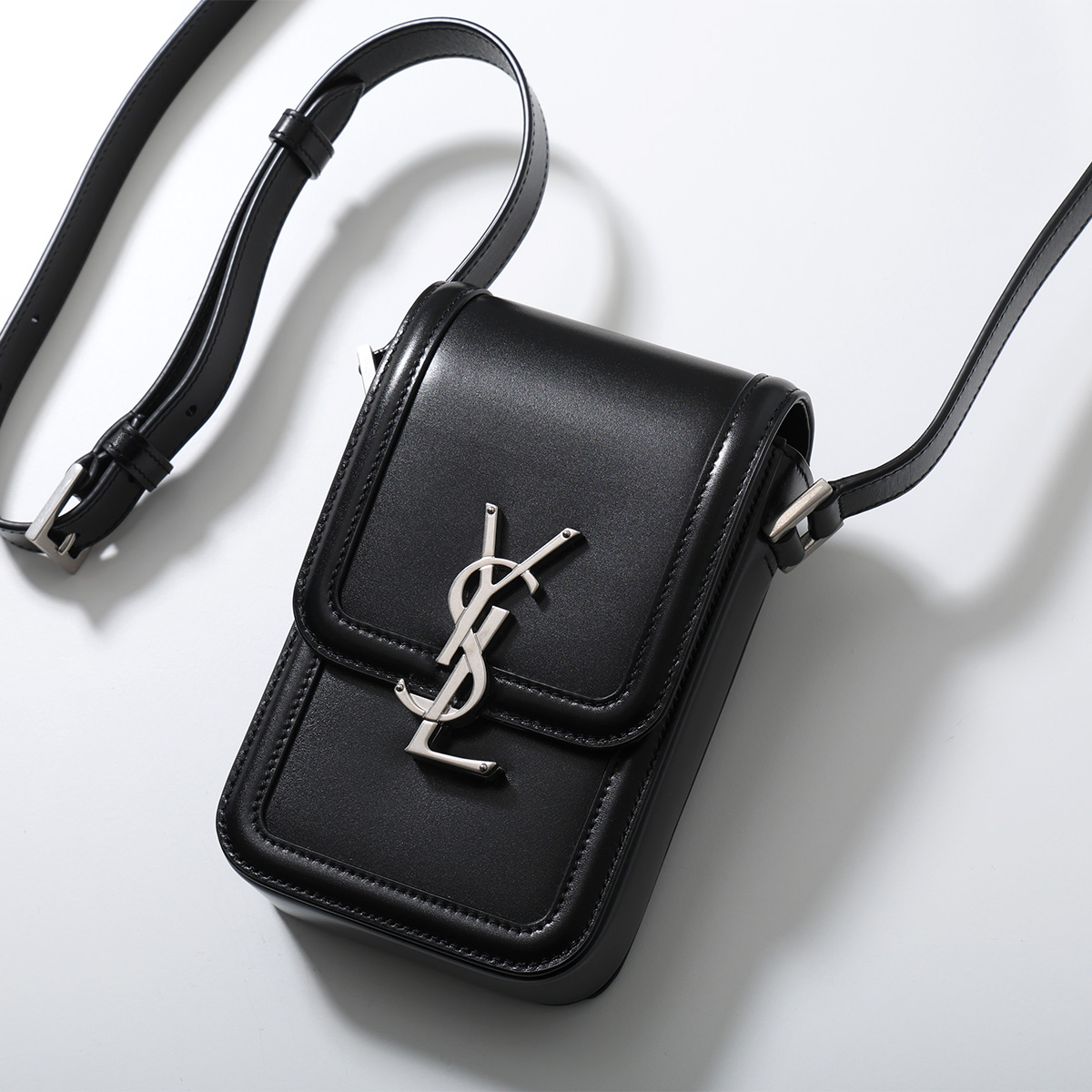 Yves Saint Laurent レディースショルダーバッグ（色：ブラック系