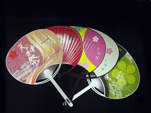 それぞれの団扇に大阪天満宮の神紋である