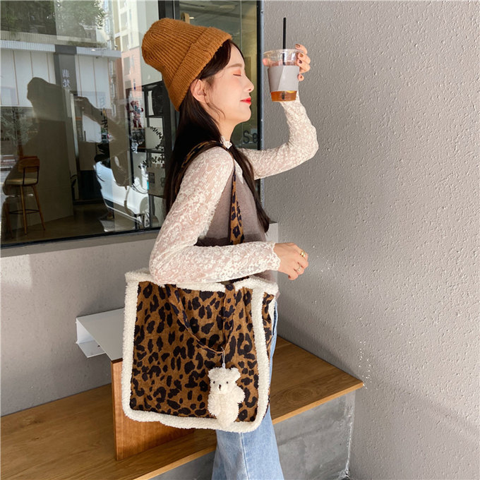 Restock】 WCJオンラインストアにて発売 プロフィールTOPのURLよりご覧ください。 ヒョウ柄フェイクボアバッグ(Brown/Black)  ¥8,360(税込) 10/23(MON)18:00 Coming Soon… #WCJ #comingsoon