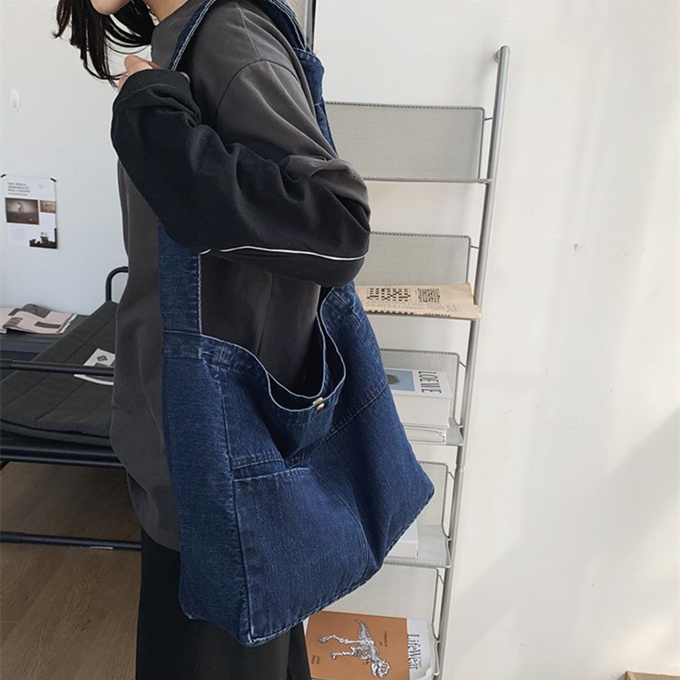 デニムリメイクショルダーバッグ　❤️男前　男女兼用 ショルダーバッグ デニムバッグ お出掛けや旅行にぴったり