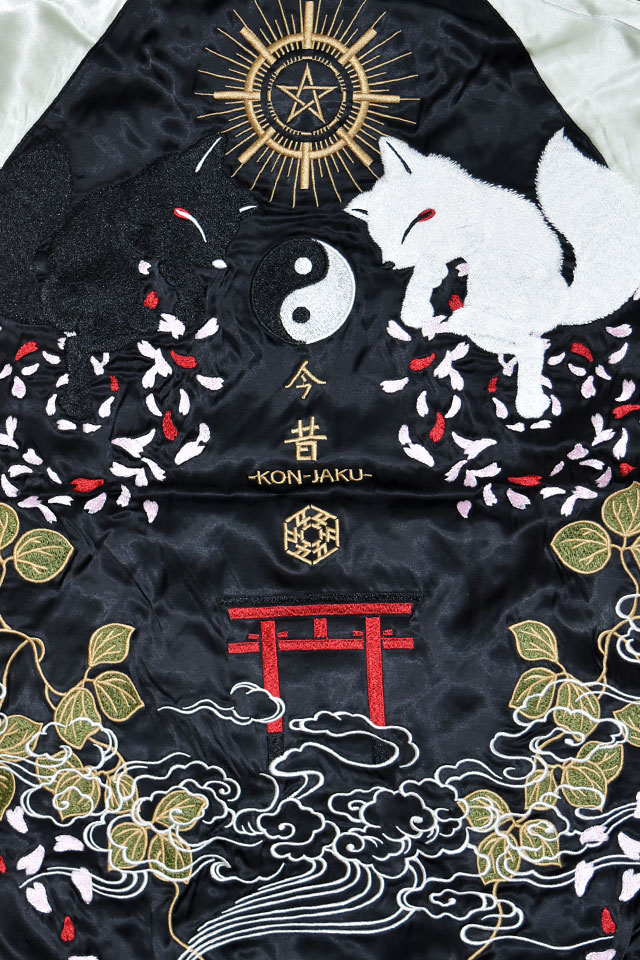 白狐＆黒狐刺繍リバーシブルスカジャン 今昔 KJ-200248 和柄 和風 きつね キツネ スーベニアジャケット ユニセックス 白狐＆黒狐刺繍リバーシブルスカジャン 今昔 KJ-200248 和柄 和風