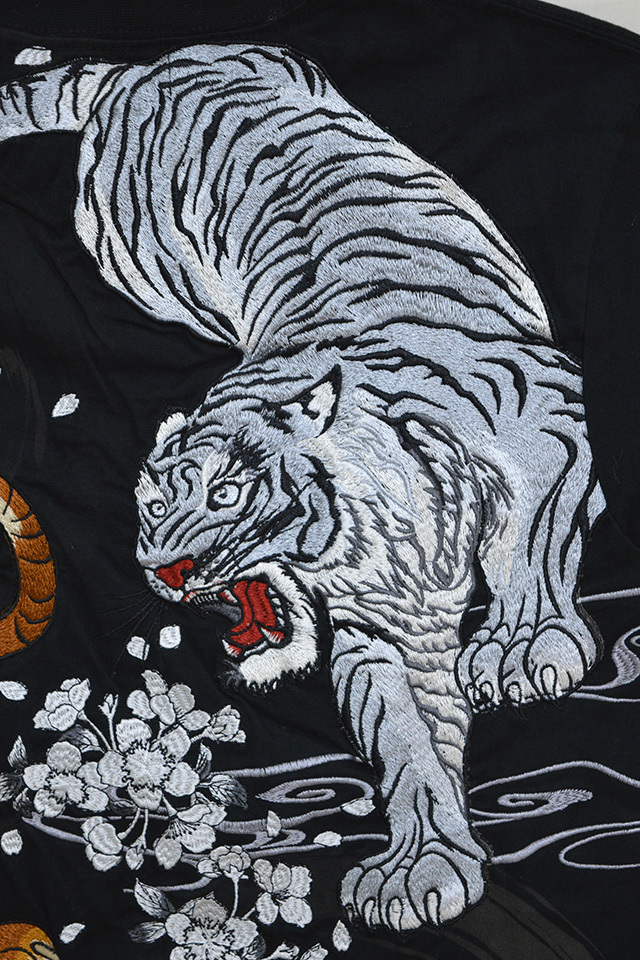 虎×虎半袖Tシャツ 絡繰魂 212051 和柄 和風 刺繍 粋 からくり 白虎 トラ 豪華 桜 さくら 家紋