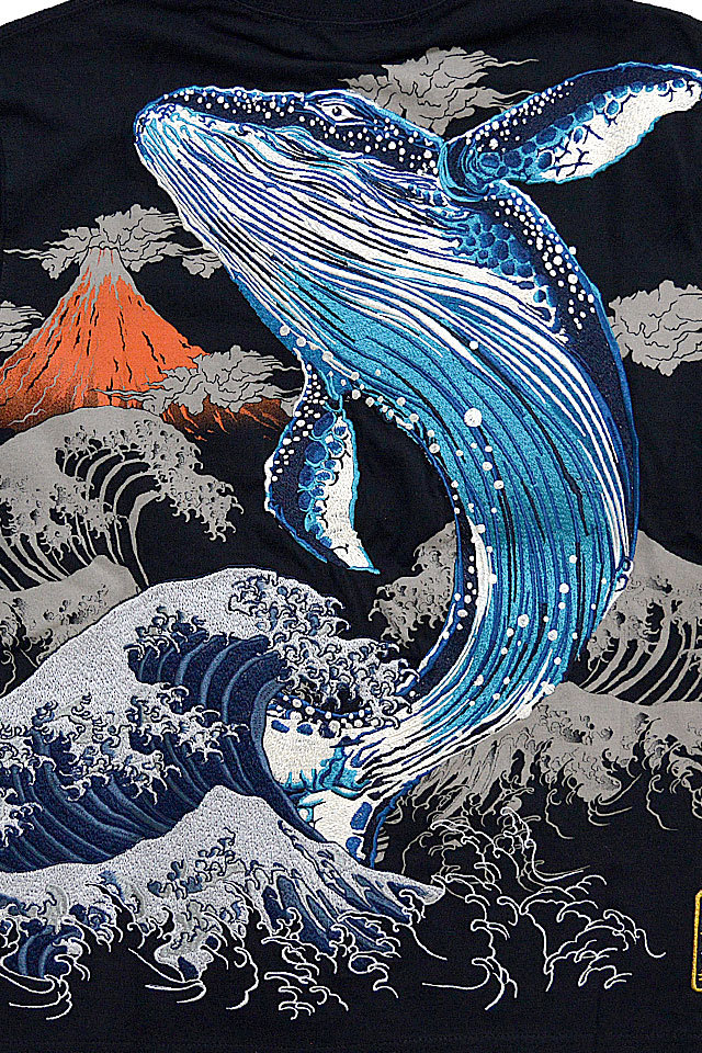 天翔ける鯨刺繍半袖Tシャツ 絡繰魂 212088 和柄 和風 くじら クジラ 粋 波 からくり