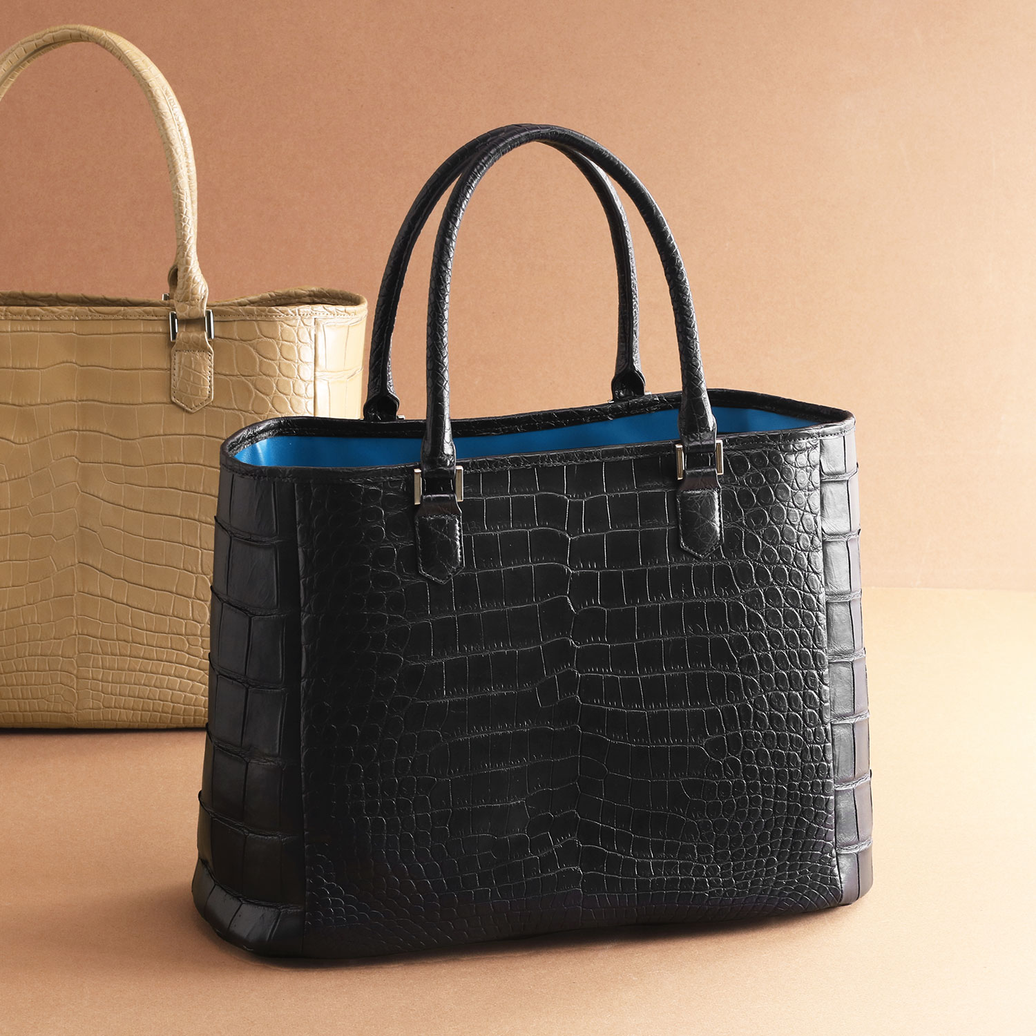 美品　VALENTINO GARAVANIクロコメンズビジネス手提げバッグ クロコダイル メンズ トートバッグ 両面 センター取り マット 加工