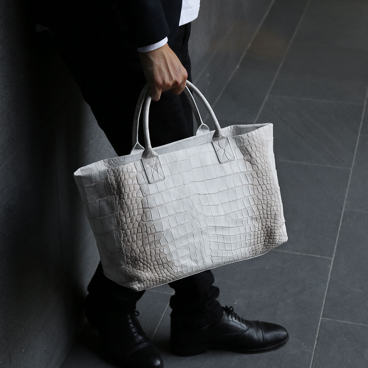 美品　VALENTINO GARAVANIクロコメンズビジネス手提げバッグ Whatna ワニ革 本革 ビジネス バッグメンズ 2way ショルダー 手提げ