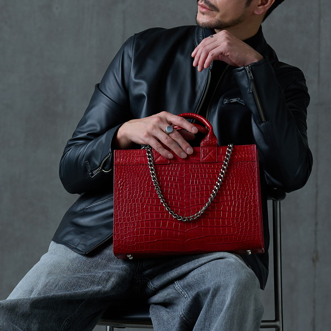 美品　VALENTINO GARAVANIクロコメンズビジネス手提げバッグ スモール クロコダイル メンズ トートバッグ チェーン付き 日本製 B5