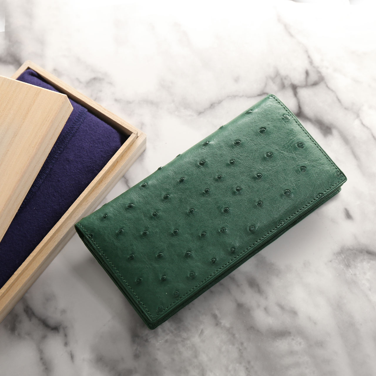 クロコダイル 二つ折り財布（皮革種類：オーストリッチ）のおすすめ