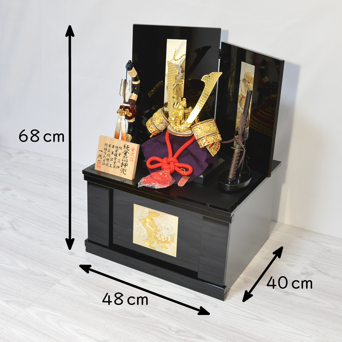 五月人形 収納兜飾り 一徳作 純金箔押 赤糸威 間口48cm : 人形の三信