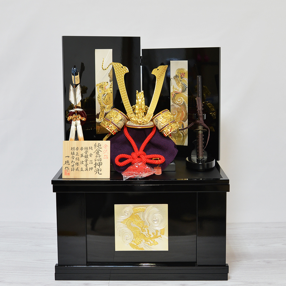 五月人形 収納兜飾り 一徳作 純金箔押 赤糸威 間口48cm : 人形の三信