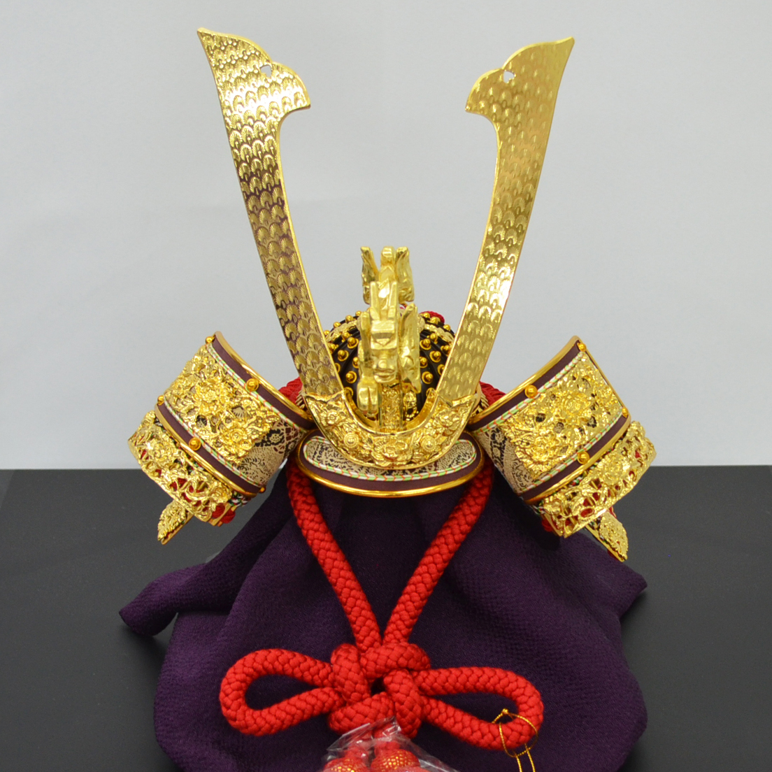 五月人形 収納兜飾り 一徳作 純金箔押 赤糸威 間口48cm : 人形の三信 五月人形 収納兜飾り 一徳作 純金箔押 赤糸威 間口48cm : 人形の三信