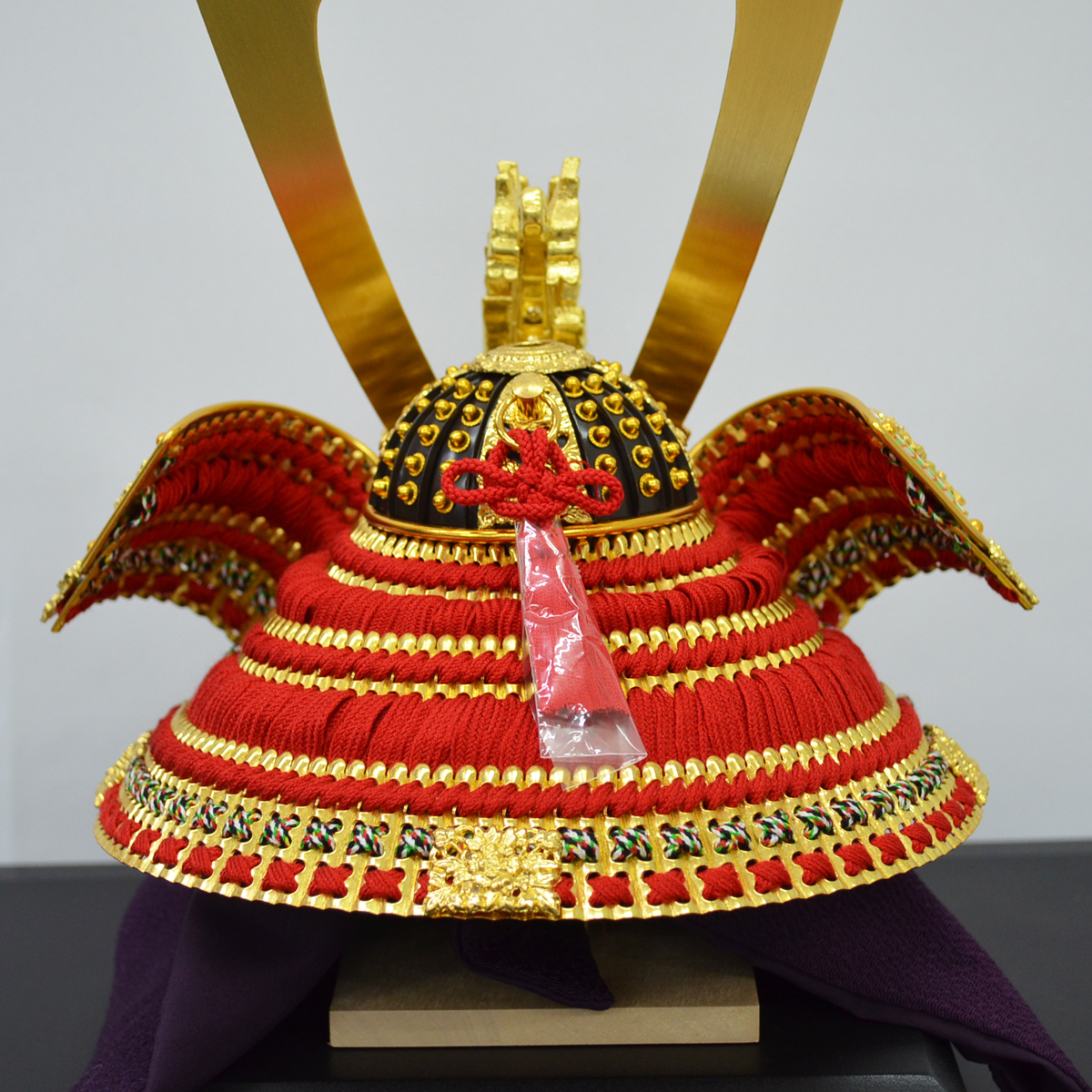 五月人形 収納兜飾り 一徳作 純金箔押 赤糸威 間口48cm : 人形の三信