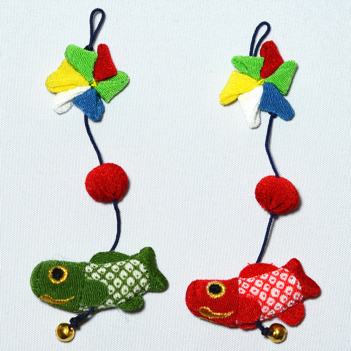 名前旗　ともっぺ 名前旗 飛翔鯉 小 白 青刺繍 高さ38.5㎝ | 人形の東月｜公式