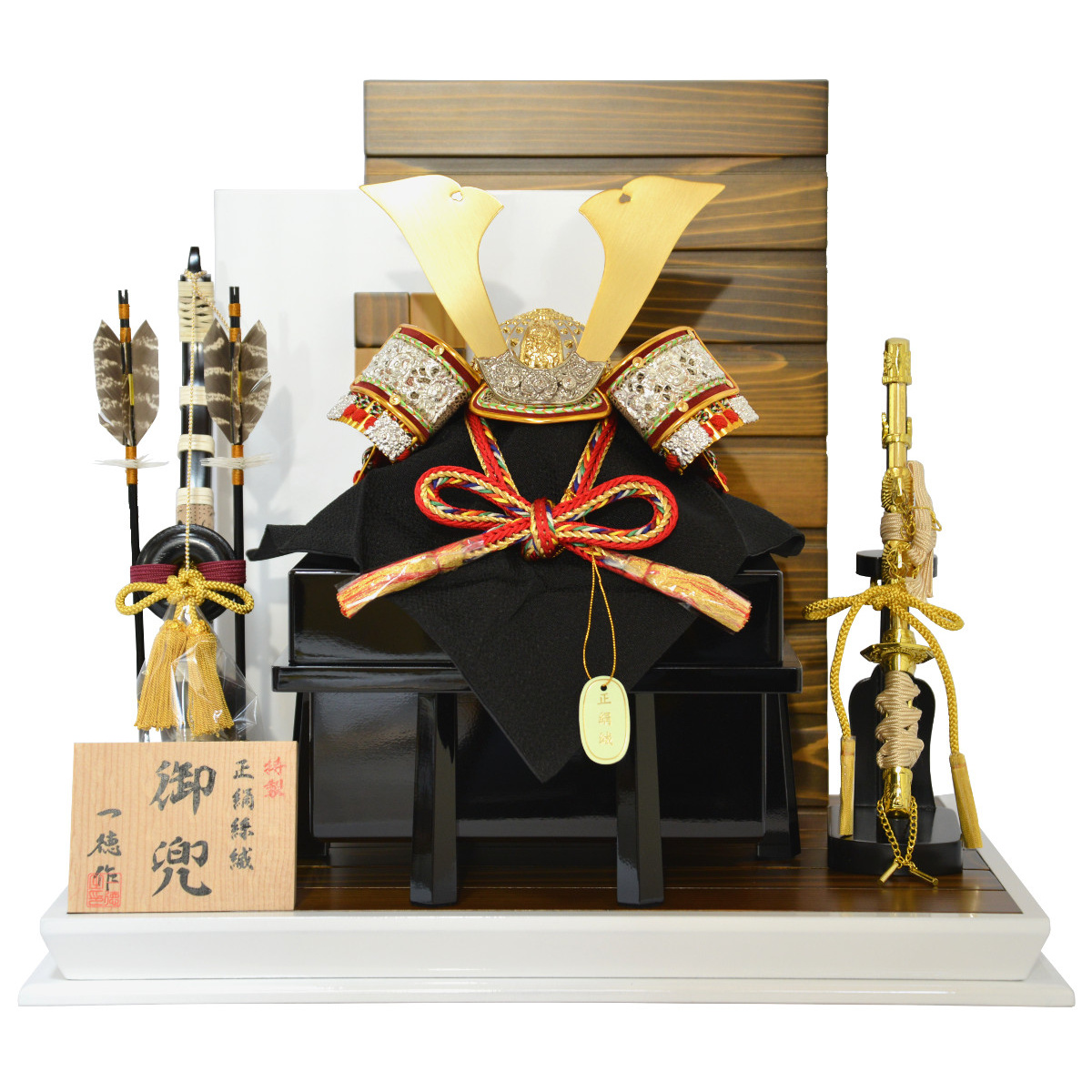 【美品】兜飾り一式 五月人形 モダン スタイリッシュ 兜飾り 一徳作 8号 金銀金具兜 : 人形