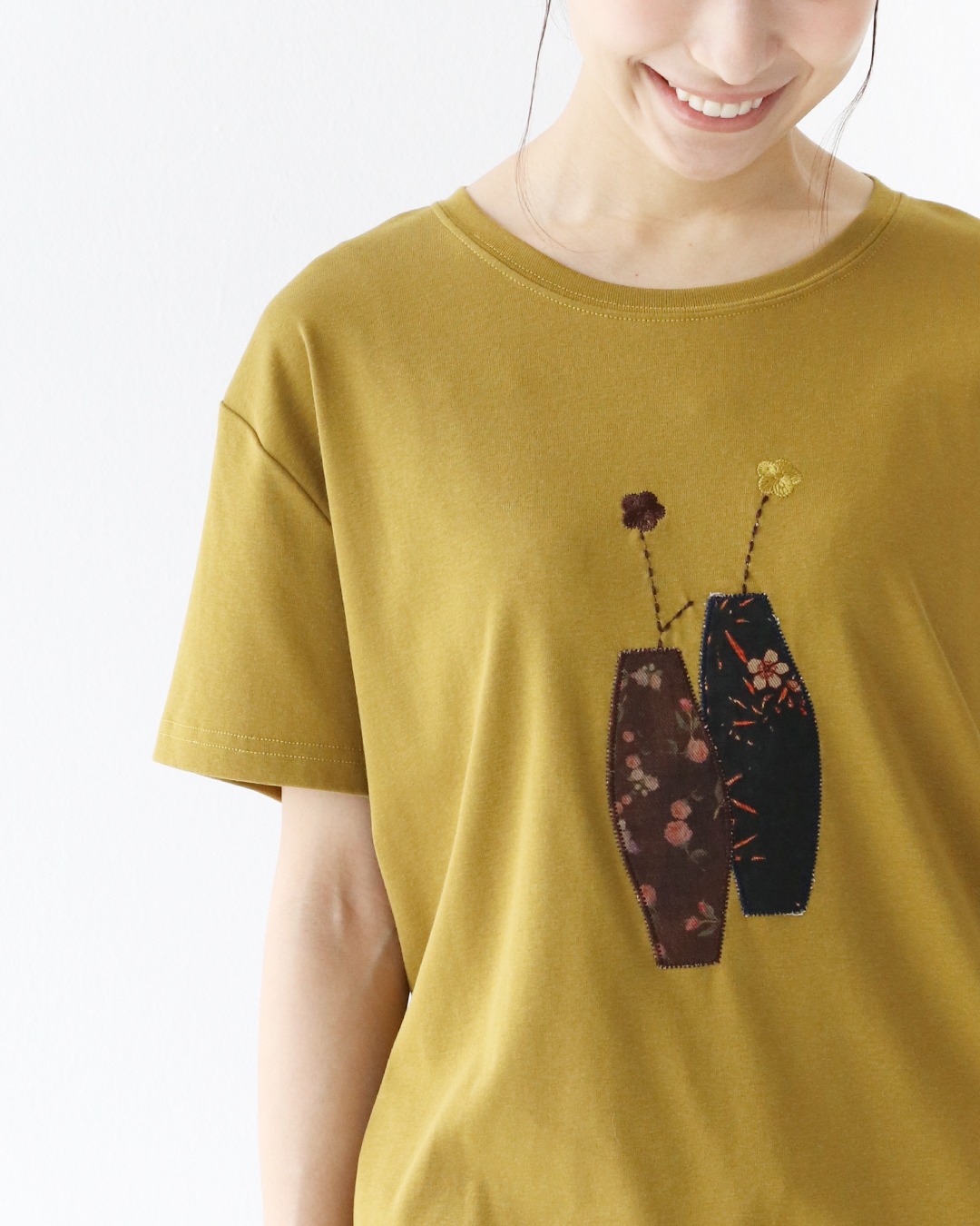 花瓶刺繍の楽ちんカットソ パッチ 刺繍 トップス Tシャツ