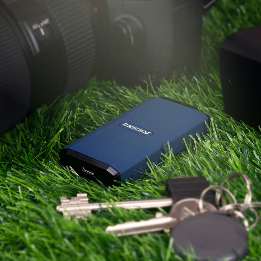 SSD 外付け 4TB ポータブルSSD 最大2000MB/s 小型 耐衝撃 IPX5防水 Type-C / USB A USB20Gbps iPhone16対応 ネイビー Transcend TS4TESD410Cの画像
