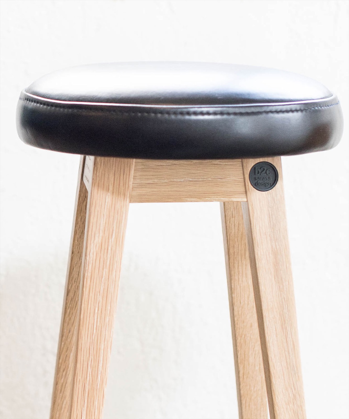 sarasa design 革張りのおしゃれな丸型木製スツール［b2c