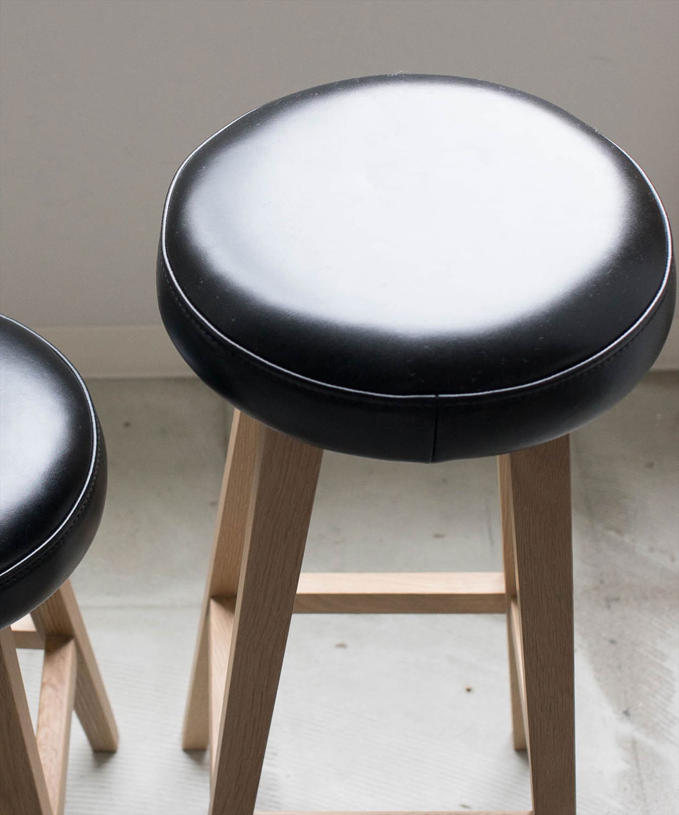 売れ筋がひクリスマスプレゼント！ sarasa design 革張りのおしゃれな丸型木製スツール［b2c スツール