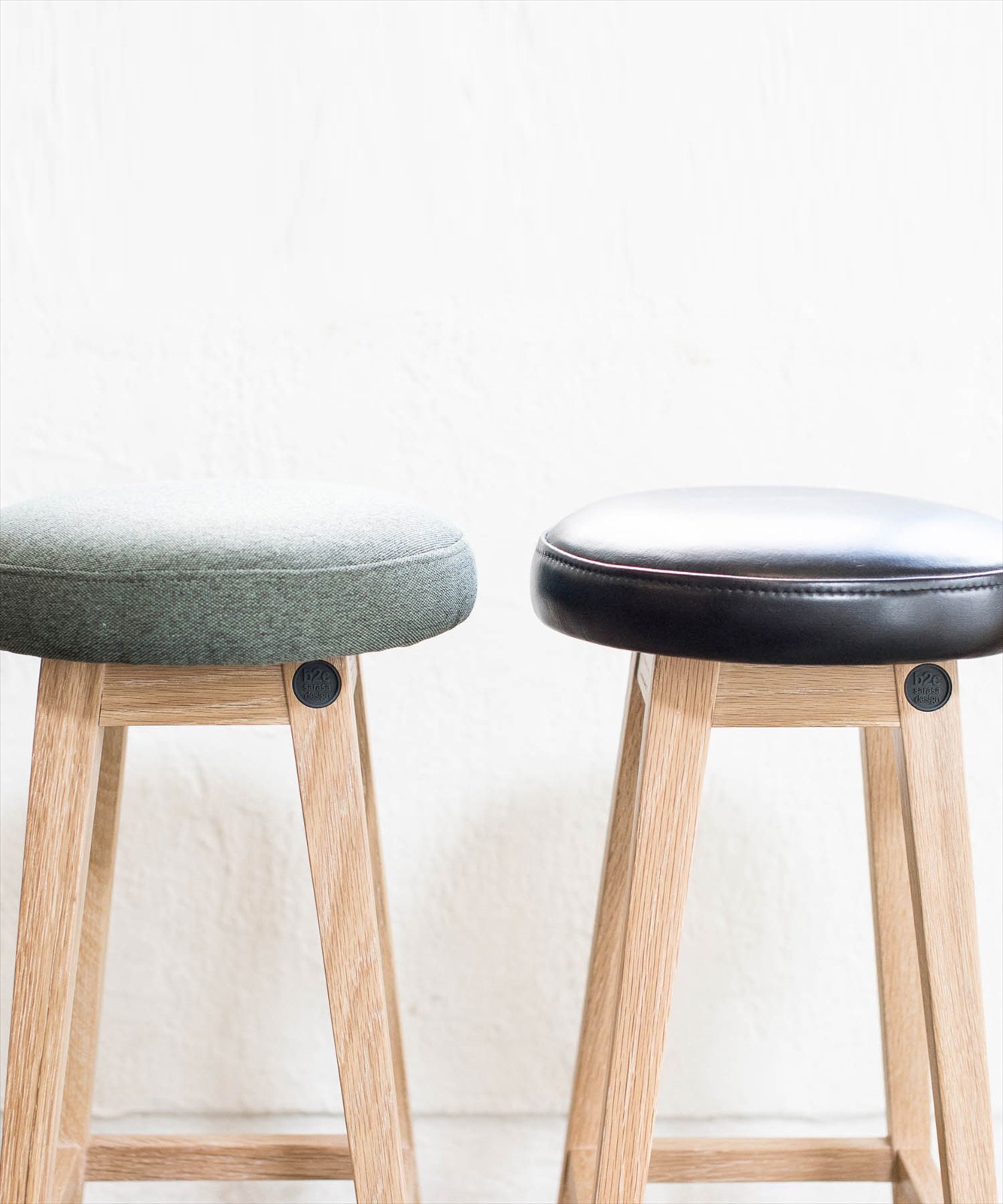 sarasa design 革張りのおしゃれな丸型木製スツール［b2c