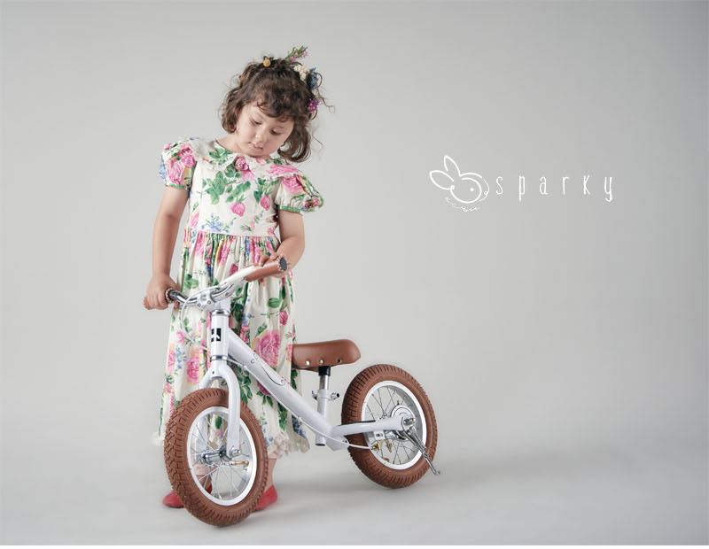 SPARKYecru組立・整備済みブレーキゴムタイヤスタンド装備スパーキーおしゃれキックバイクバランスバイクiimoファーストライダー