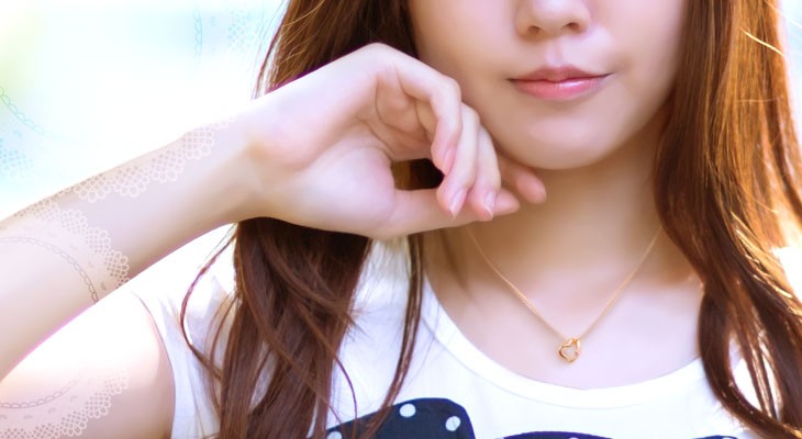 ハートネックレスをつけている女性の胸元