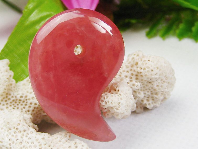 インカローズ ロードクロサイト 勾玉[k1-1347]