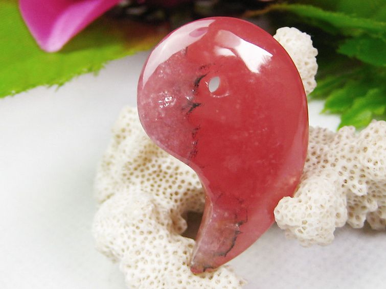 インカローズ ロードクロサイト 勾玉[k1-1357]