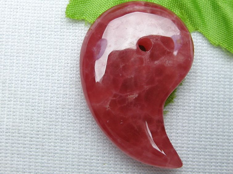 インカローズ ロードクロサイト 勾玉[k1-1374]