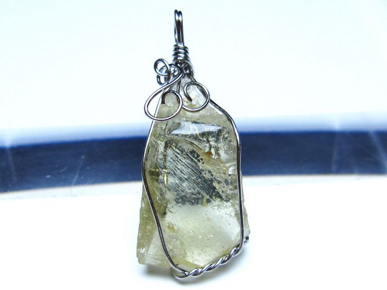 リビアングラス ペンダント 隕石由来の天然ガラス[t298-804]