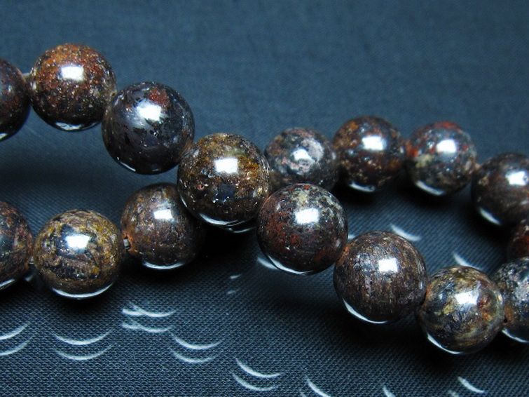 隕石 鉄隕石　アルタイ隕石　ナチュラル　原石　重さ約110ｇ 最高品質アクチノライト（緑閃石）(Actinolite) 愛媛県四国中央市土居