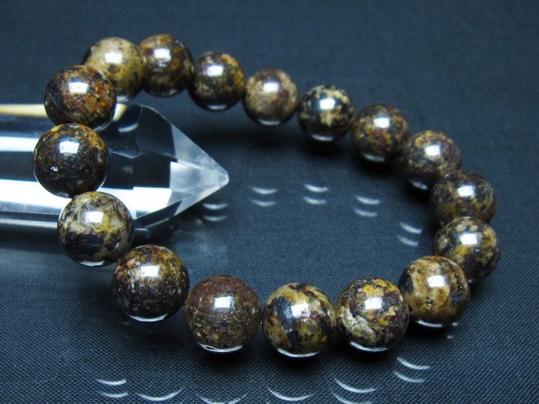 ブラウンメノウ 原石 2㎏台座付き 知性、幸運をもたらす 人間関係の絆を強める コンドライト「サハラNWA869隕石」 ブレスレット 12mm [t352-1779]