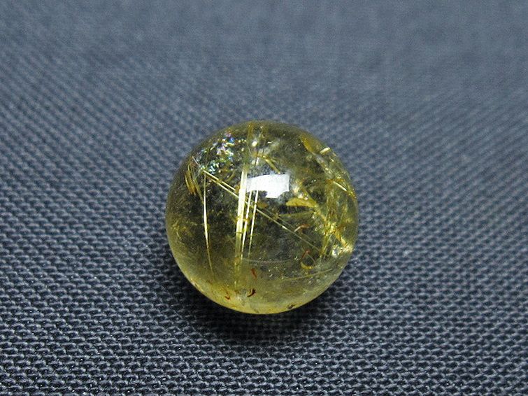 【惹き込まれる世界】ゴールド タイチンルチル 10ミリ 1粒売り 貫通穴あり ゴールドタイチンルチル入り 水晶 丸玉 10mm [t355-1179]