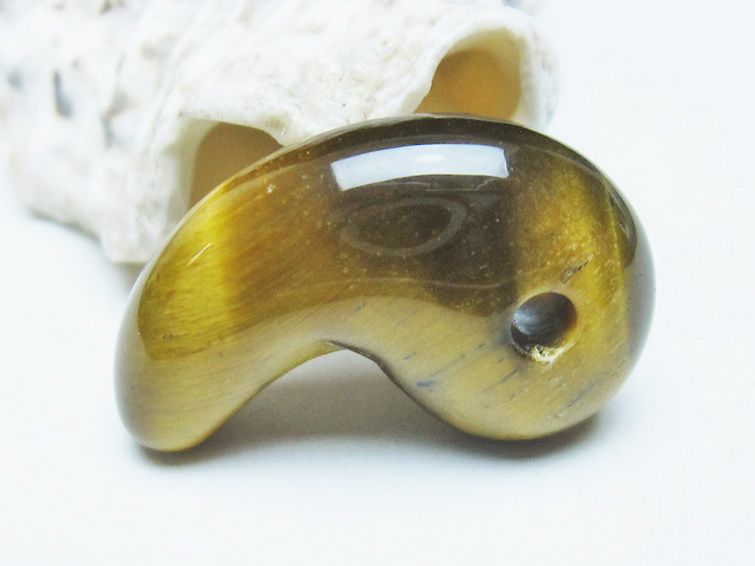 タイガーアイ※黄虎目石 勾玉[T356-1809] 2枚目