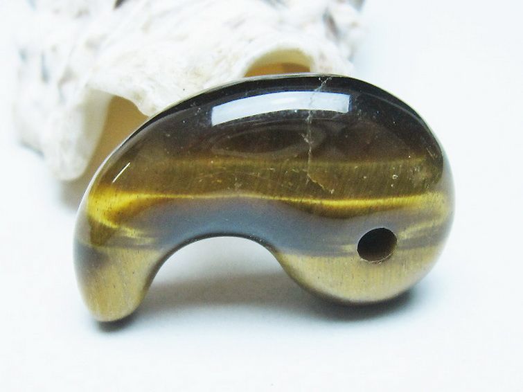 タイガーアイ※黄虎目石 勾玉[T356-1824] 2枚目