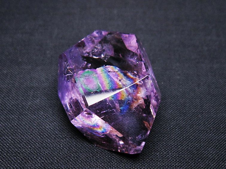 虹入り アメジスト 原石[T436-2963] 3枚目