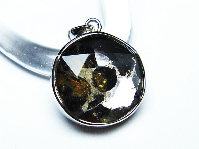 パラサイト隕石 かんらん石 大衛星 ペンダント [t453-2957] 2枚目