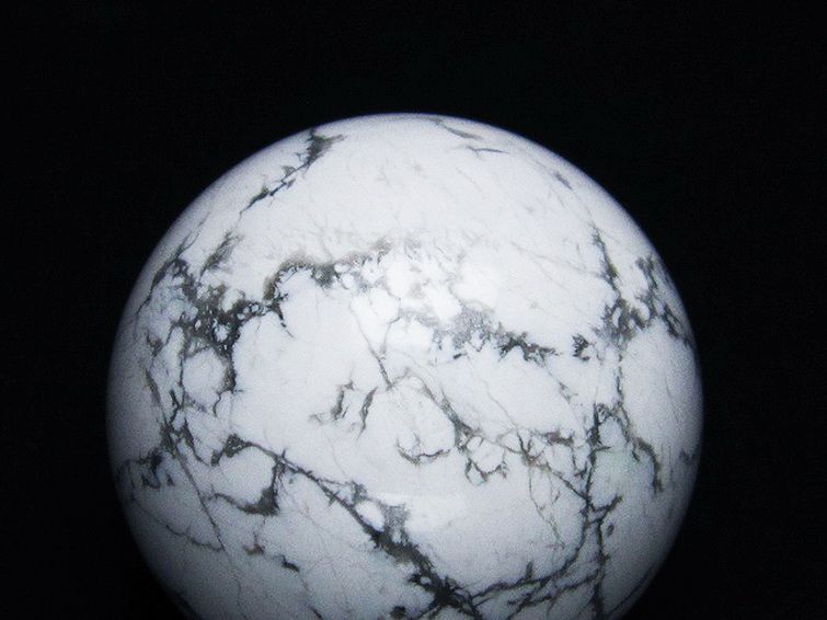 ハウライト【菱苦土石】 丸玉 45mm [t463-1798] 2枚目