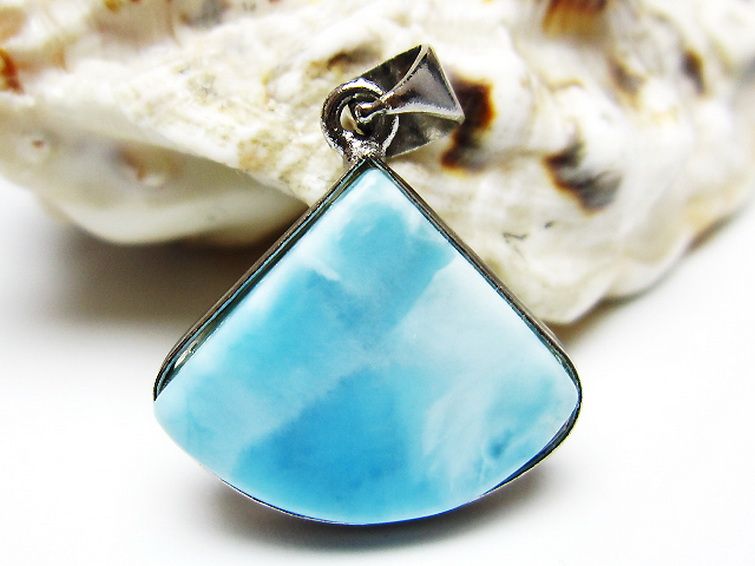 高品質ラリマー　ペンダント（チェーン付き）サイズ:24×18mm 厚み9.8mm 高品質ラリマーペンダント（チェーン付き）サイズ:24×18mm 厚み9.8mm