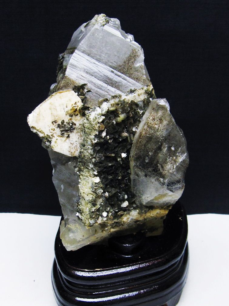 1.3Kg 雲母入り ヒマラヤ水晶 原石 [t501-4244] 1枚目