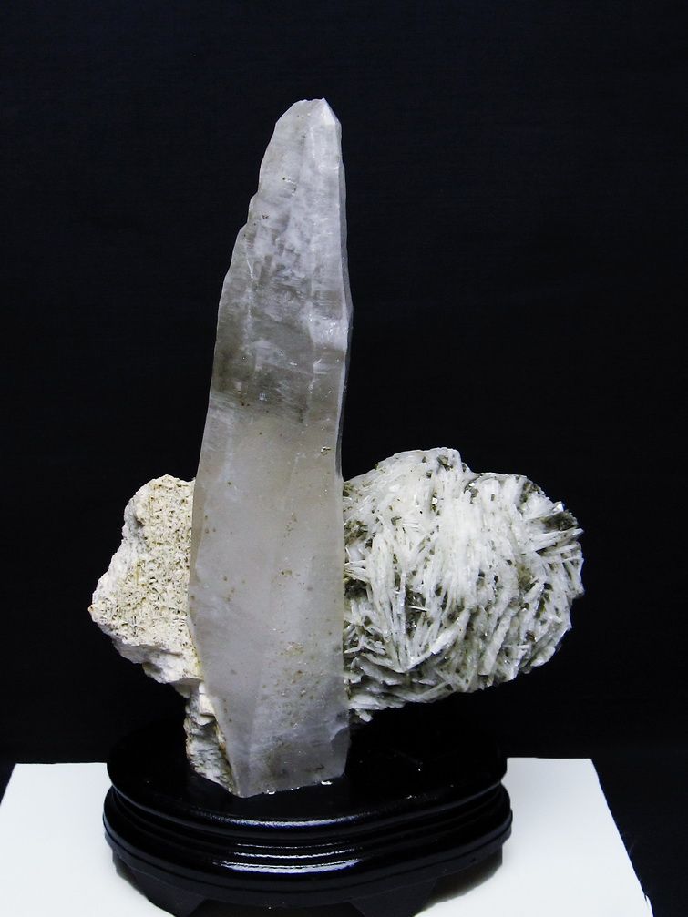 2.4Kg 雲母入り ヒマラヤ水晶 原石 [t501-4332] 1枚目