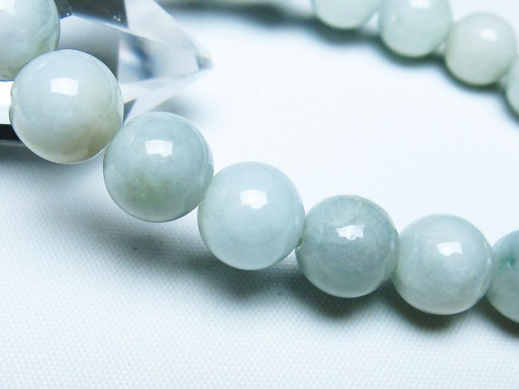 【新品未使用】匿名配送、糸魚川翡翠グリーンの入った白翡翠のブレスレット10mm 新品未使用】匿名配送、糸魚川翡翠グリーンの入った白翡翠の