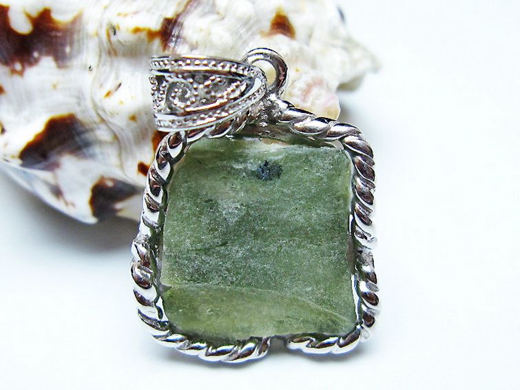 モルダバイト ペンダント [t525-2289] 1枚目