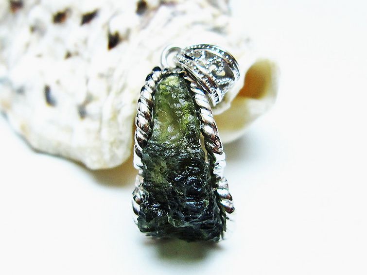 モルダバイト ペンダント [t525-2300] 1枚目