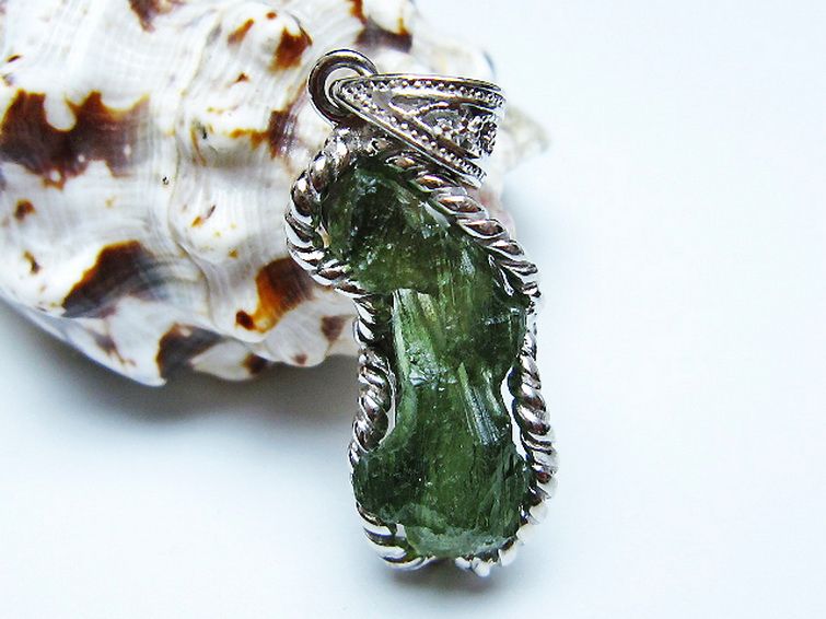 モルダバイト ペンダント [t525-2305] 1枚目