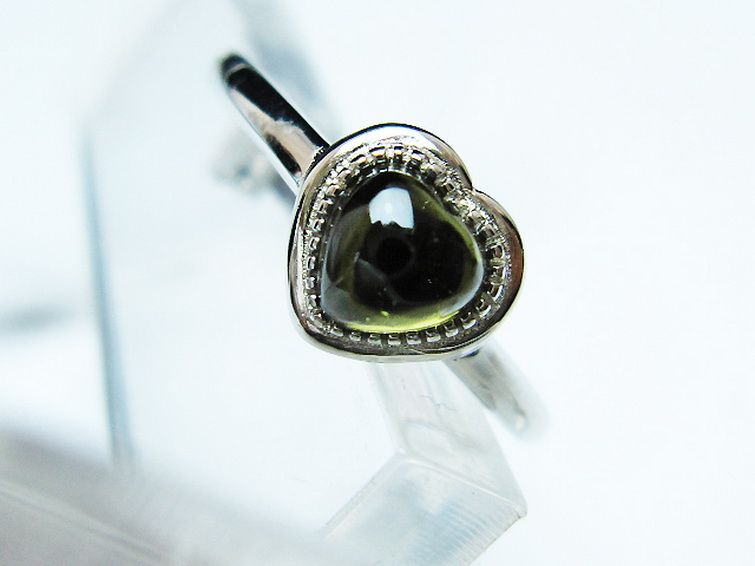 モルダバイト ハート 指輪 (13号)石サイズ約5mm×5mm[T526-1292] 2枚目