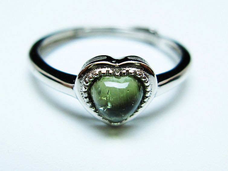 モルダバイト ハート 指輪 (13号)石サイズ約5mm×5mm[T526-1293] 1枚目